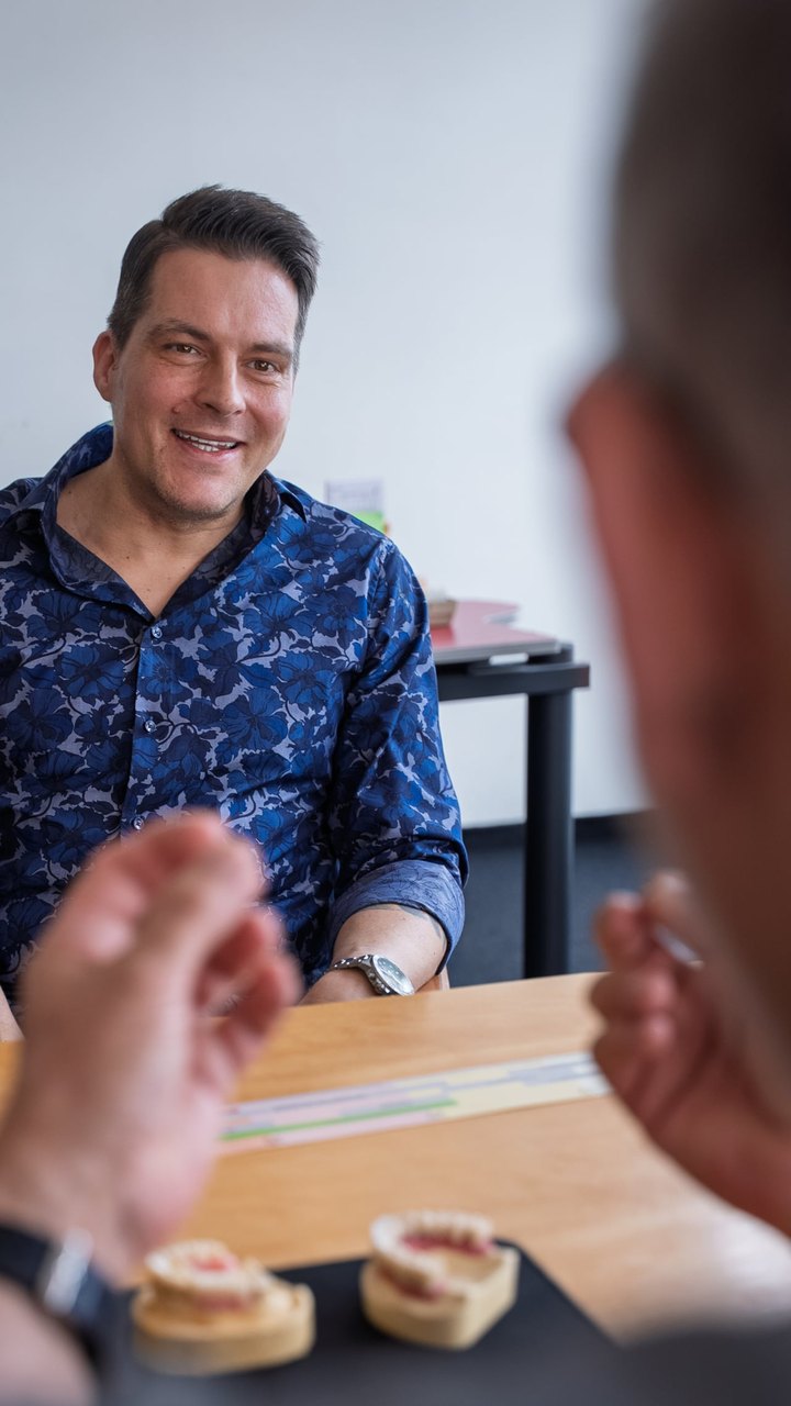 Standbild: Patient zeigt sein Ergebnis vorher und nachher
